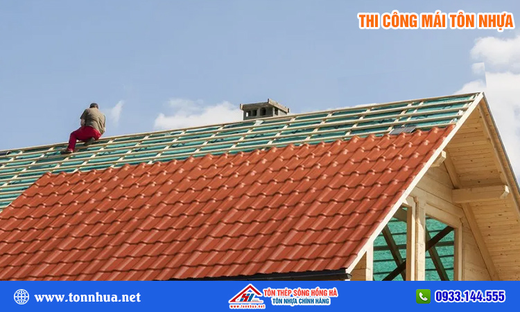 Thi công tôn nhựa có khó không?